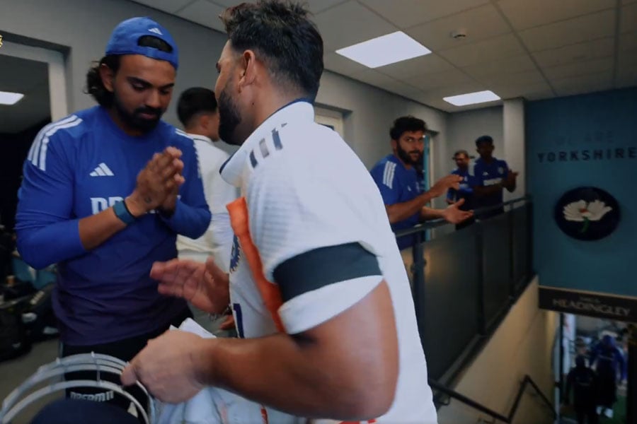 KL Rahul bows to Rishabh Pant
